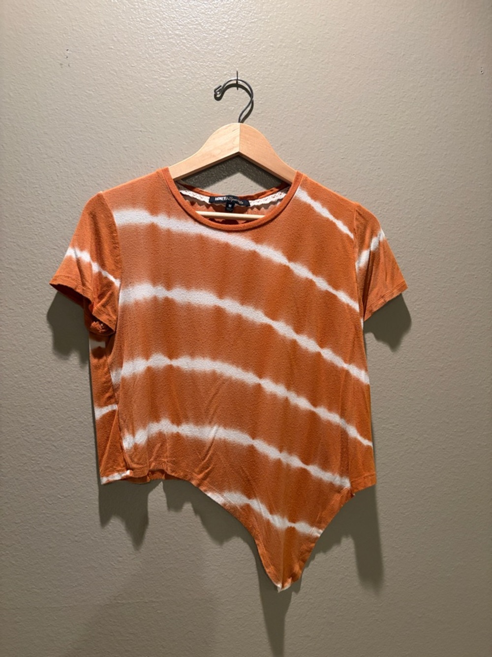 Honey & Sparkle Tie-Dye Asymmetrical Hem Tee Orange White Juniors Size M - Picture 3 of 7